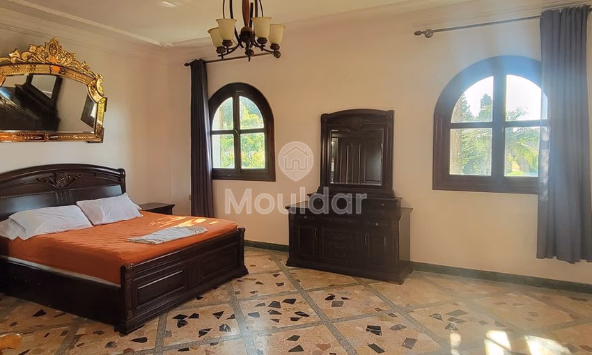 Villa de Vacaciones Espaciosa en Gueznaia: 5 Habitaciones Confortables Villa de Vacaciones Espaciosa en Gueznaia: 5 Habitaciones Confortables