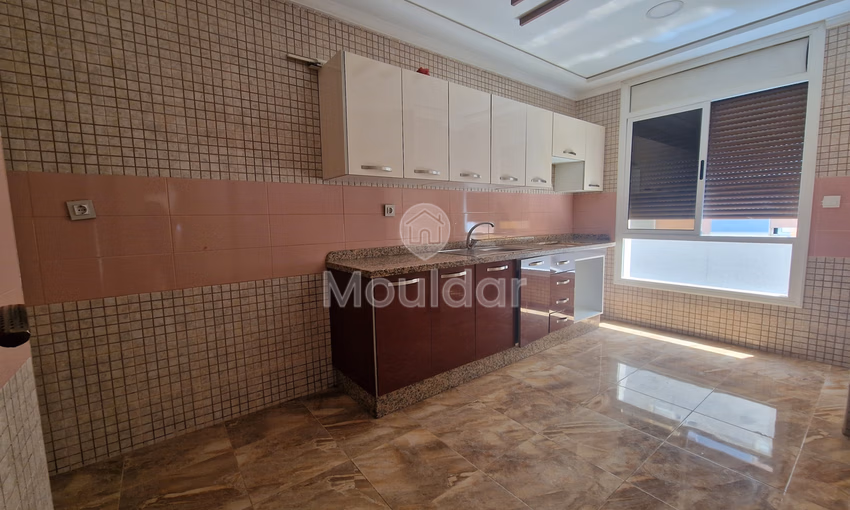 شقة للإيجار في لعرائش: الراحة والمساحة