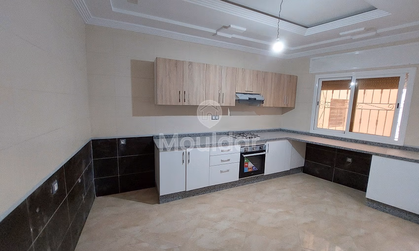 Maison Spacieuse à Vendre à Tanger - 12 Chambres, 4 Étages