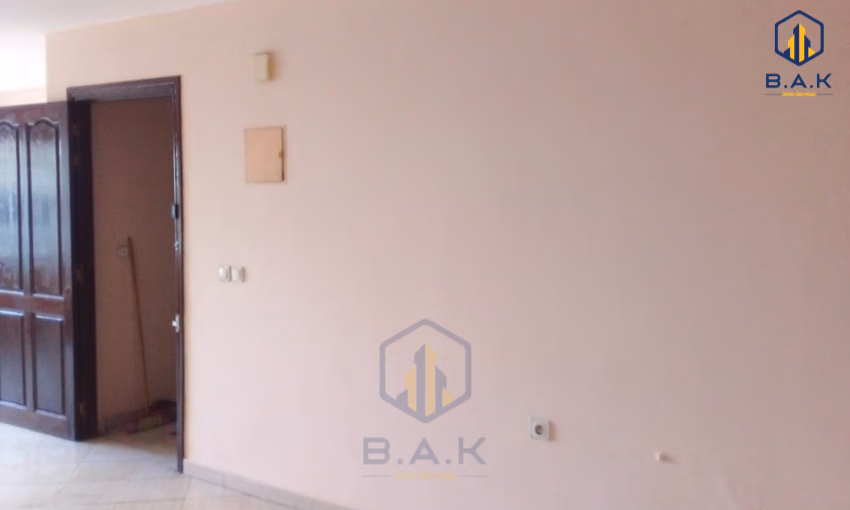 مكتب مبيعات في الطابق العلوي مكتب مبيعات في الطابق العلوي