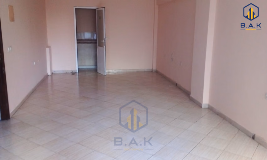 مكتب مبيعات في الطابق العلوي