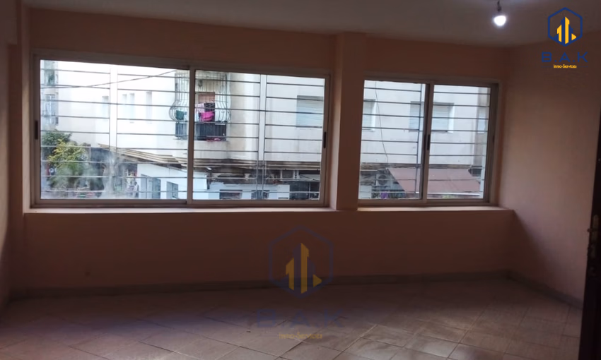 مكتب مبيعات في الطابق العلوي مكتب مبيعات في الطابق العلوي