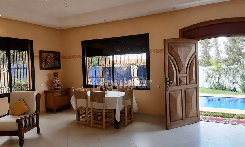 فيلا فاخرة في مراكش: 10 غرف مع حمام سباحة وحديقة فيلا فاخرة في مراكش: 10 غرف مع حمام سباحة وحديقة