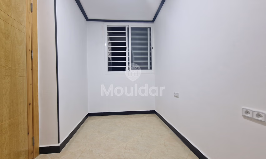 شقق للإيجار في القصر الكبير: 3 غرف مع شرفة شقق للإيجار في القصر الكبير: 3 غرف مع شرفة