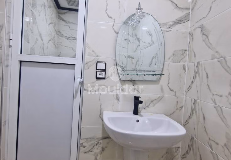 شقق للإيجار في القصر الكبير: 3 غرف مع شرفة شقق للإيجار في القصر الكبير: 3 غرف مع شرفة