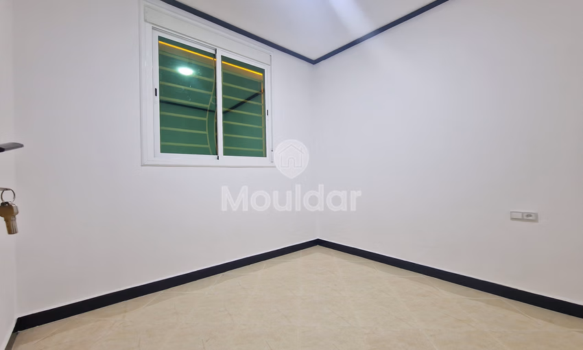 شقق للإيجار في القصر الكبير: 3 غرف مع شرفة شقق للإيجار في القصر الكبير: 3 غرف مع شرفة