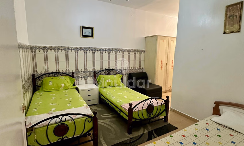 شقة للإيجار في طنجة: 3 غرف نوم مع مطبخ مجهز