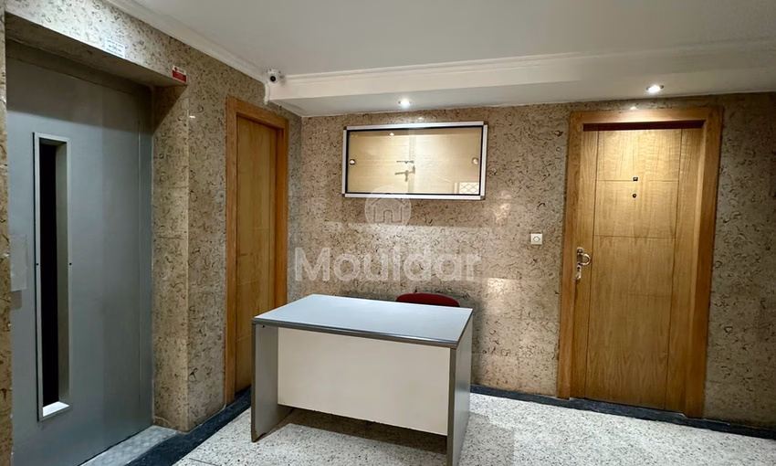 شقة للإيجار في طنجة: 3 غرف نوم مع مطبخ مجهز