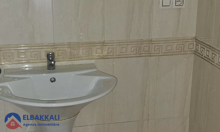 Appartement à Louer à Tanger : 5 Chambres, Vue Imprenable