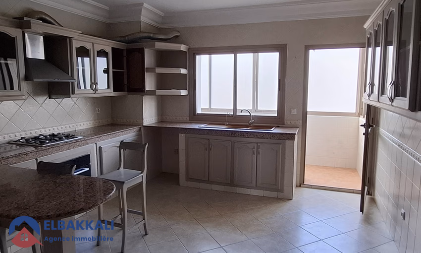Appartement à Louer à Tanger : 5 Chambres, Vue Imprenable