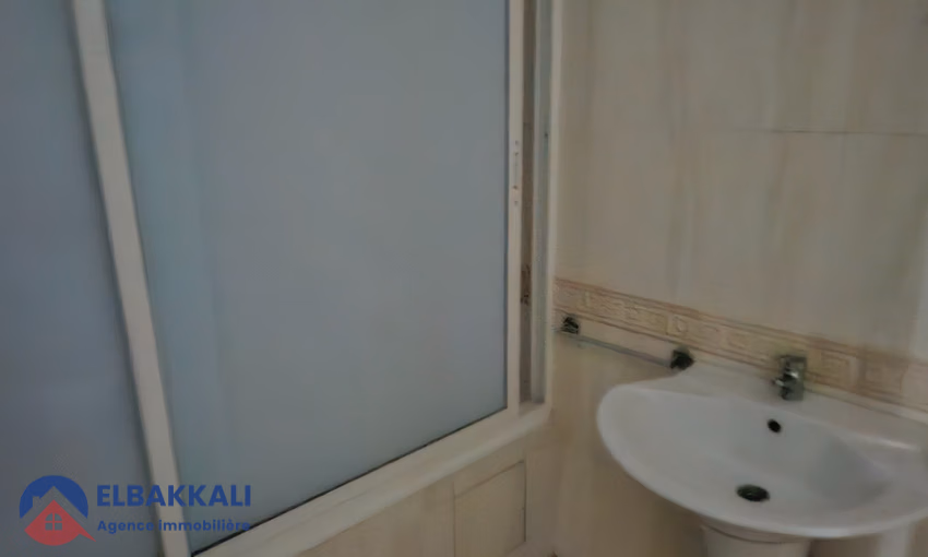 Appartement à Louer à Tanger : 5 Chambres, Vue Imprenable