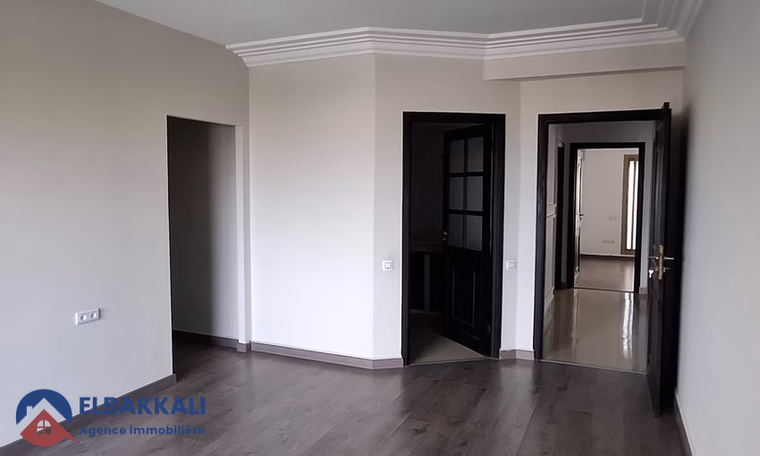 Appartement à Louer à Tanger : 5 Chambres, Vue Imprenable