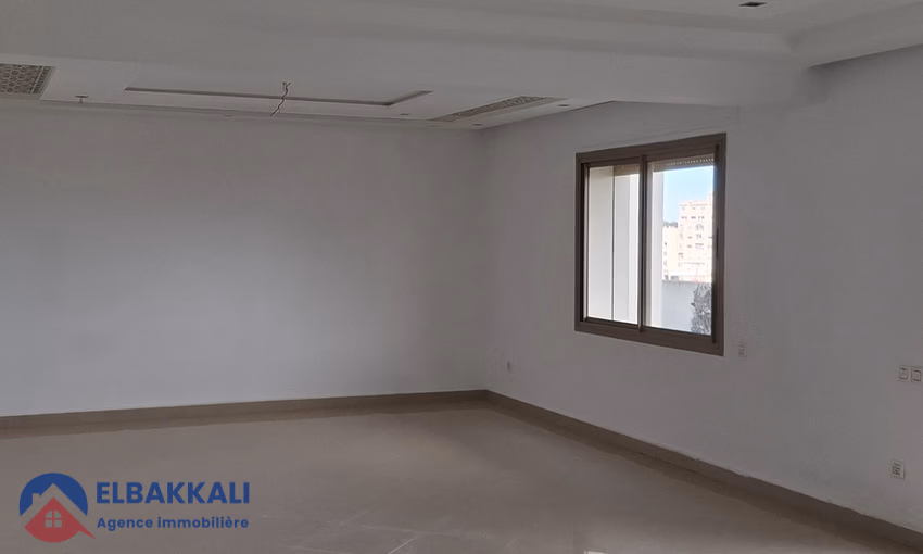 Appartement à Louer à Tanger : 5 Chambres, Vue Imprenable