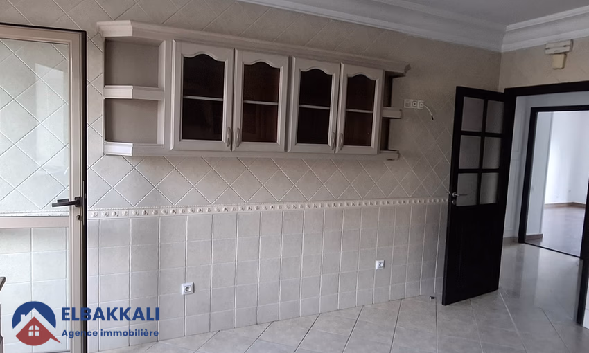 Appartement à Louer à Tanger : 5 Chambres, Vue Imprenable