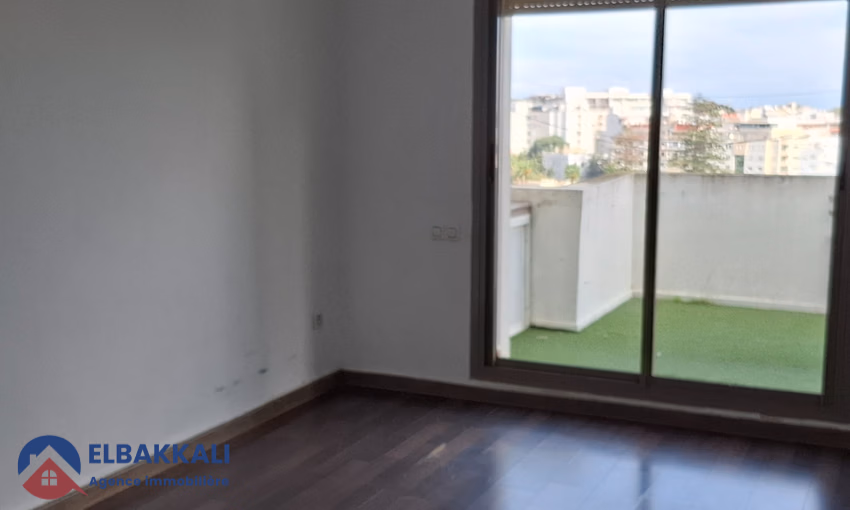 Appartement à Louer à Tanger : 5 Chambres, Vue Imprenable