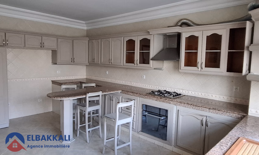 Appartement à Louer à Tanger : 5 Chambres, Vue Imprenable