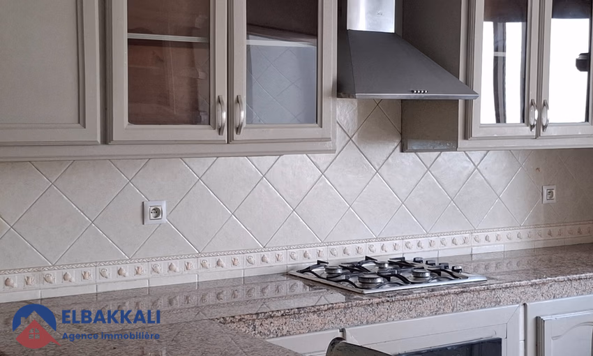 Appartement à Louer à Tanger : 5 Chambres, Vue Imprenable