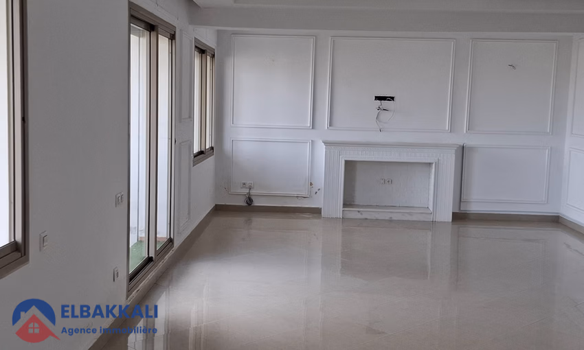 Appartement à Louer à Tanger : 5 Chambres, Vue Imprenable