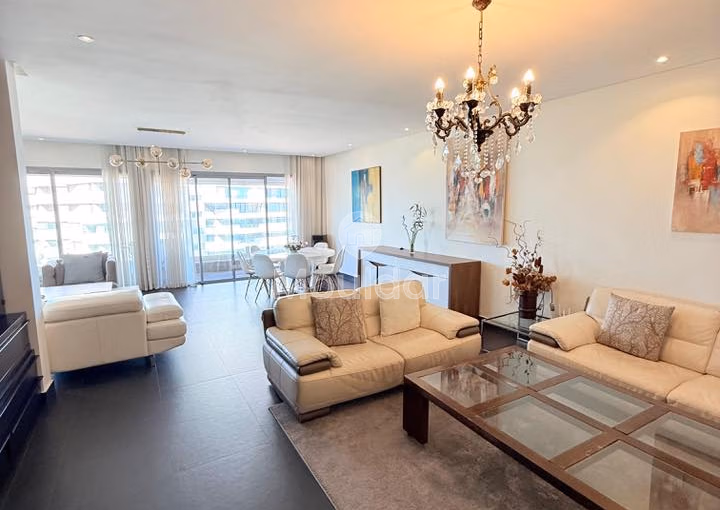 شقة مفروشة رائعة في عين دياب: راحة وحداثة شقة مفروشة رائعة في عين دياب: راحة وحداثة