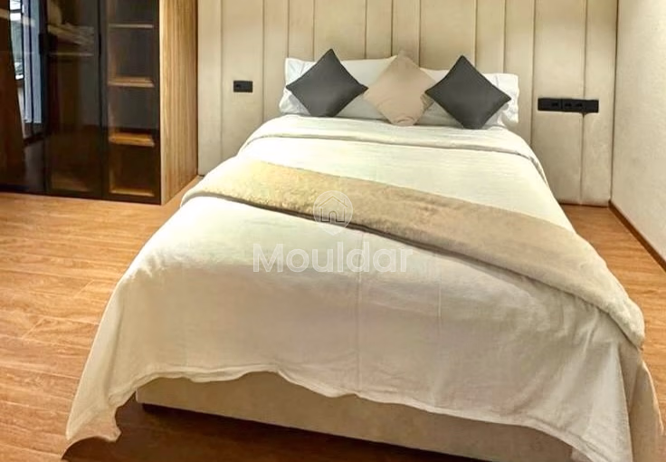 ستوديو حديث للإيجار في الدار البيضاء: شرفة وموقف سيارات