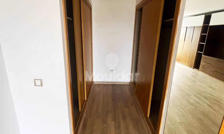 Appartement Chic à Aïn Diab: 2 Chambres, Balcon & Sécurité Appartement Chic à Aïn Diab: 2 Chambres, Balcon & Sécurité