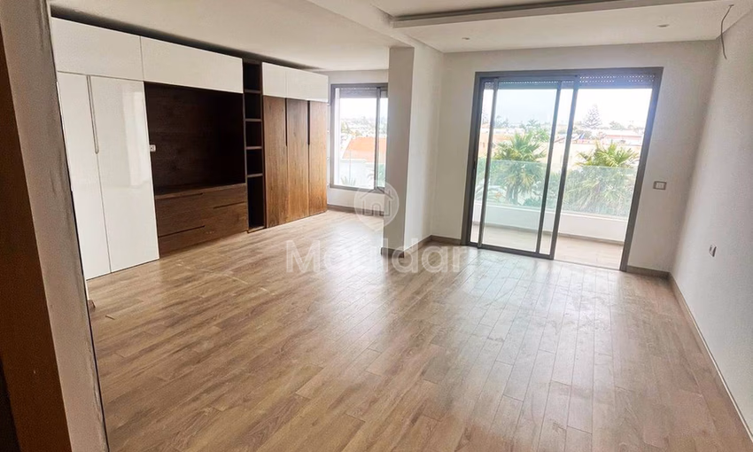 Appartement Chic à Aïn Diab: 2 Chambres, Balcon & Sécurité Appartement Chic à Aïn Diab: 2 Chambres, Balcon & Sécurité