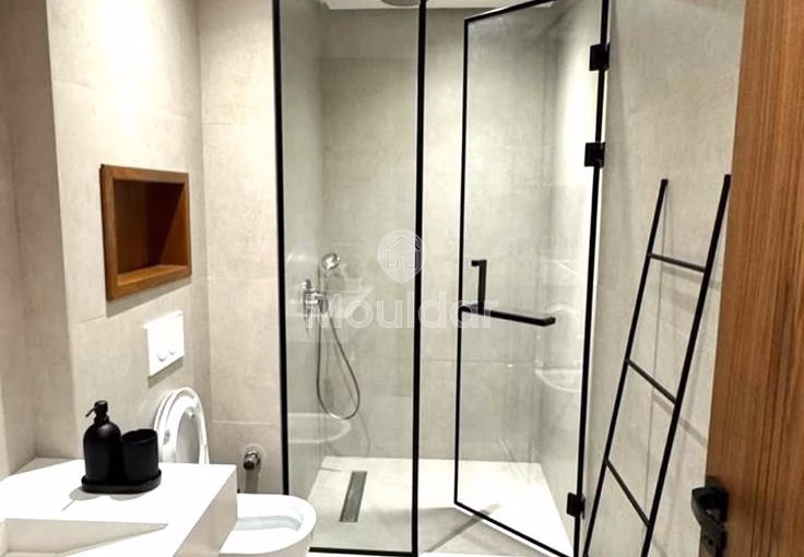 استوديو للإيجار في الدار البيضاء: الراحة، شرفة وموقف سيارات شامل