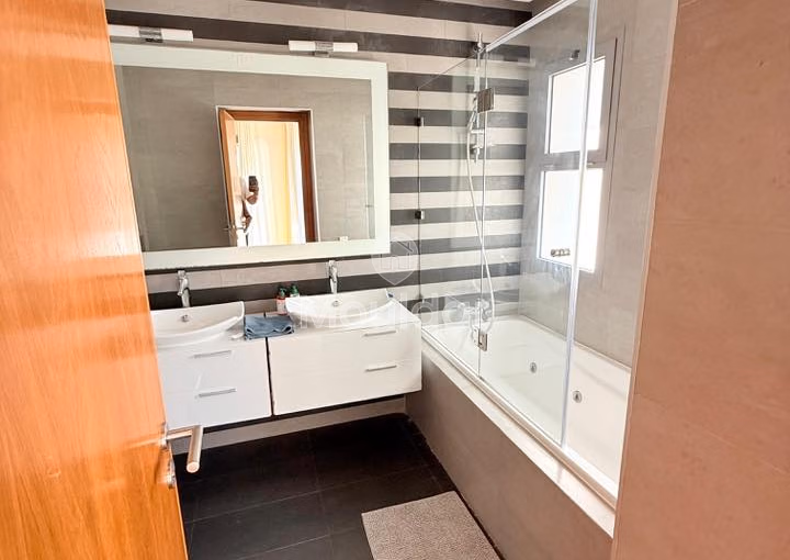 شقة مفروشة رائعة في عين دياب: راحة وحداثة شقة مفروشة رائعة في عين دياب: راحة وحداثة