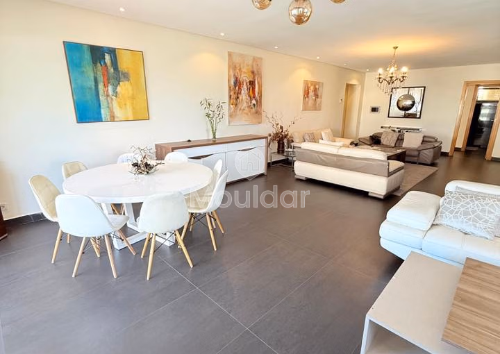 شقة مفروشة رائعة في عين دياب: راحة وحداثة شقة مفروشة رائعة في عين دياب: راحة وحداثة