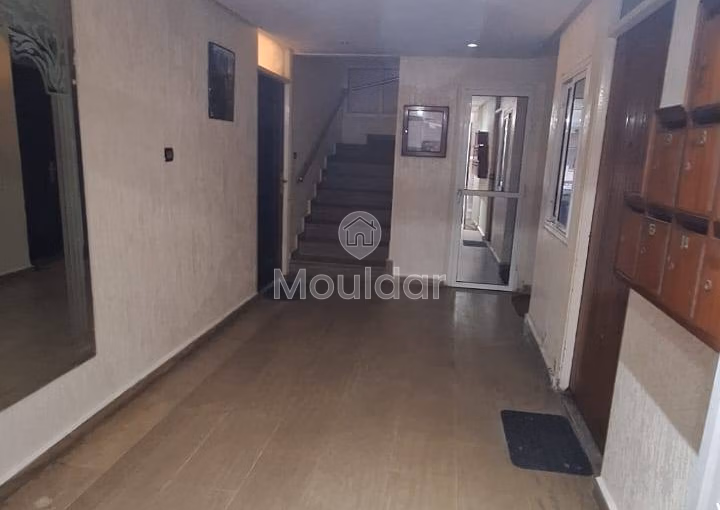 شقة للإيجار في الرباط - أكدال: غرفتين مع شرفة