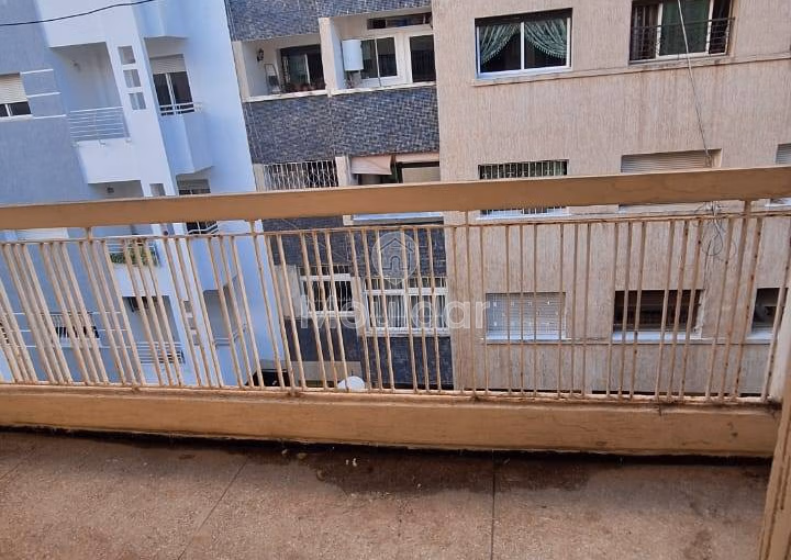 شقة للإيجار في الرباط - أكدال: غرفتين مع شرفة