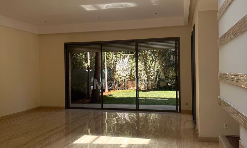 فيلا فاخرة في الدار البيضاء: مسبح، حديقة وأفق مضاء