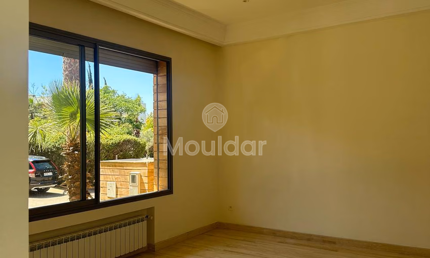 فيلا فاخرة في الدار البيضاء: مسبح، حديقة وأفق مضاء