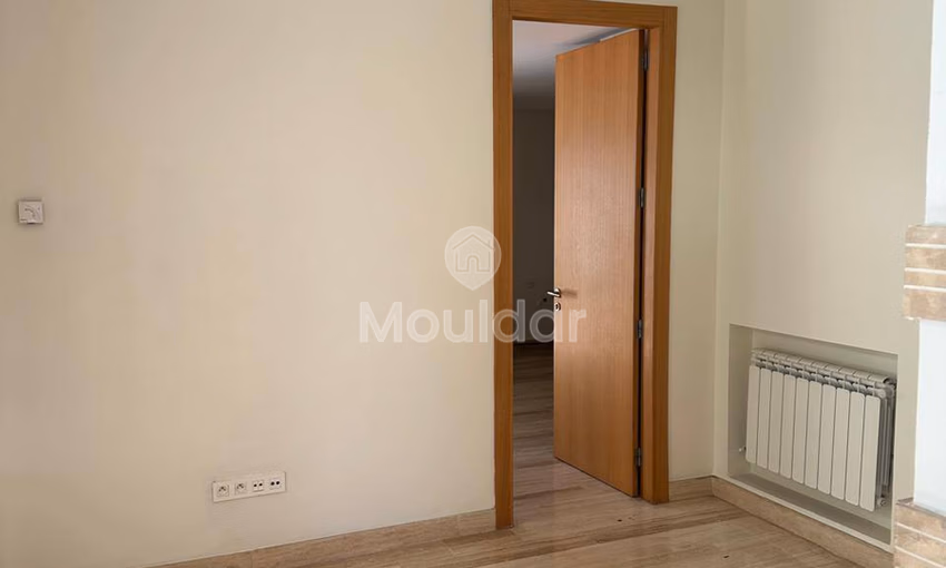 فيلا فاخرة في الدار البيضاء: مسبح، حديقة وأفق مضاء