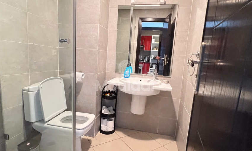 شقة جميلة للإيجار في دار بوعزة مع تراس وحمام سباحة