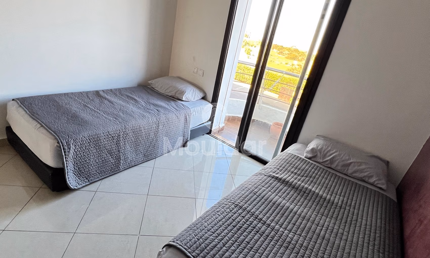 شقة جميلة للإيجار في دار بوعزة مع تراس وحمام سباحة