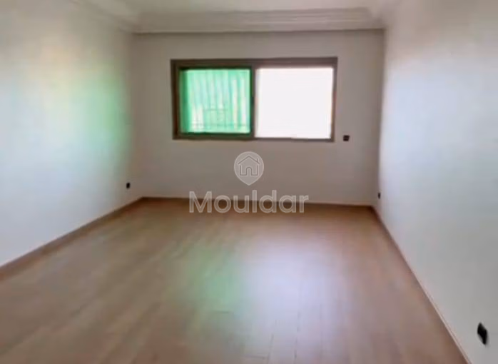 Apartment for rent: 3 bedrooms with equipped kitchen in Casablanca
