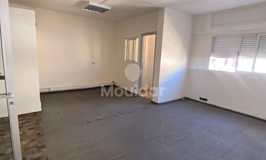 Bureau À Louer : 1 Chambre au 3e Étage à Agdal