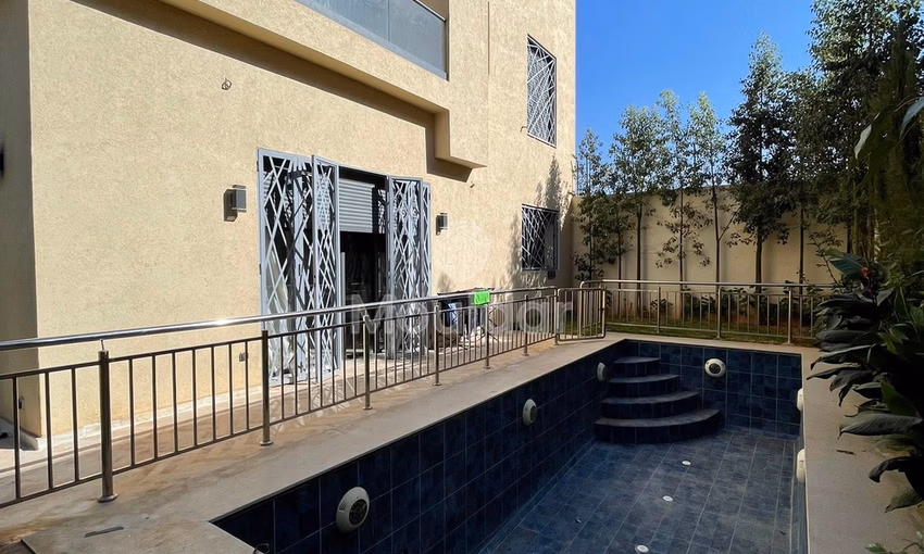 Villa à vendre à Marrakech : Luxe, Piscine et Jardin Villa à vendre à Marrakech : Luxe, Piscine et Jardin