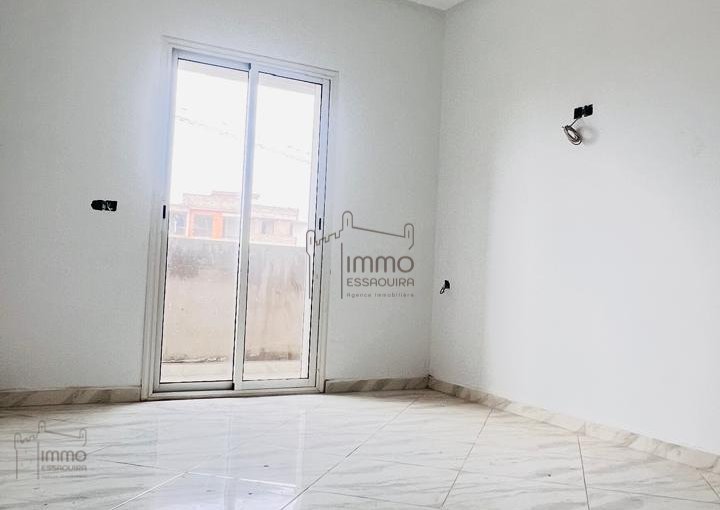 Apartamento Elegante de 2 Quartos com Terraço