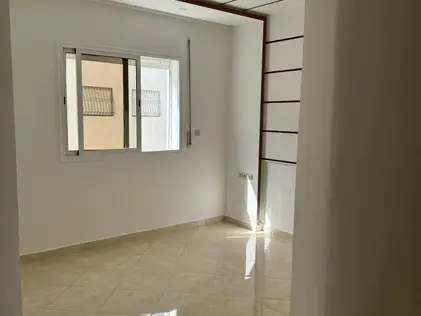 شقة للإيجار مع شرفة في الطابق الثالث