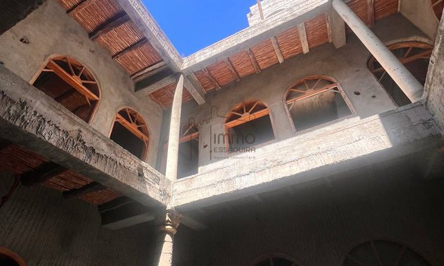 رياض شبه مُكتمل للبيع في مركز الصويرة، 12 غرفة