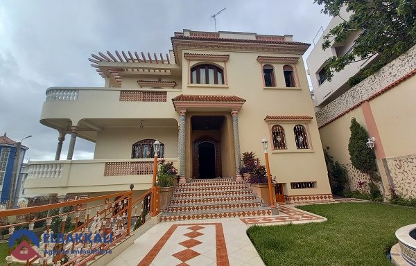 Villa à vendre avec terrasse et trois étages — Tanger, Centre ville