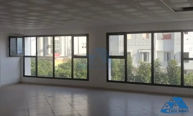 Bureau à louer avec parking au premier étage — Kénitra, Khabazat
