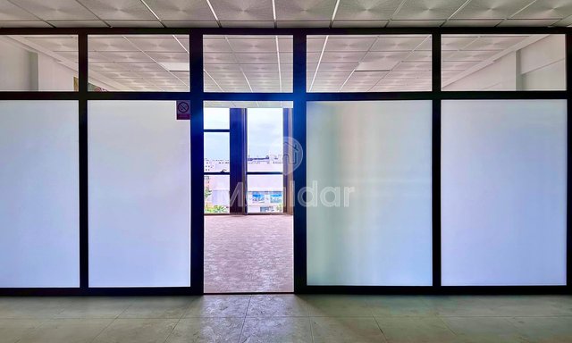 مكتب للإيجار بمساحة 95 م² بإطلالة على خليج أغادير