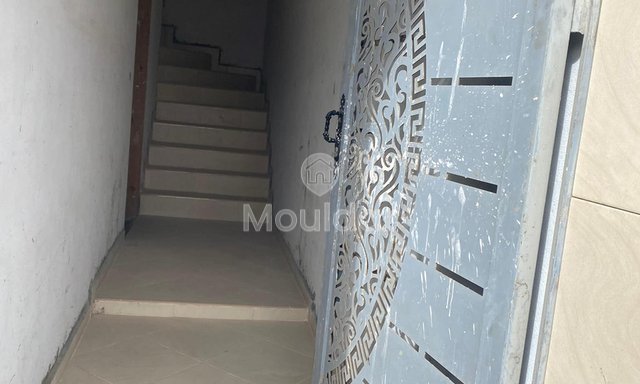 شقة تتكون من غرفتي نوم بمساحة 96م² للبيع في آسفي، الطابق الثاني.