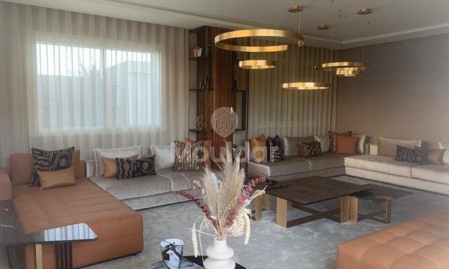 Patrimoine Real Estate biedt te huur een villa met zwembad in Bouskoura – 4 ruime slaapkamers