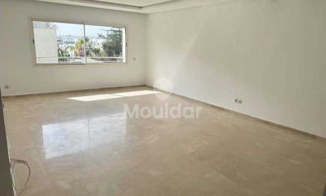 للايجار: شقة فسيحة مكونة من 3 غرف في عين دياب