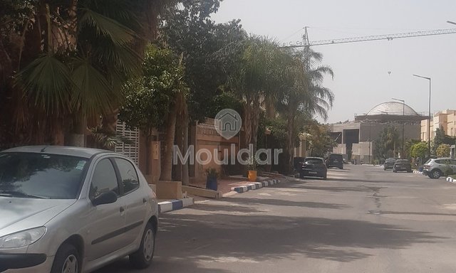 Vila Disponível para Aluguel de Longo Prazo: 4 Quartos Espaçosos