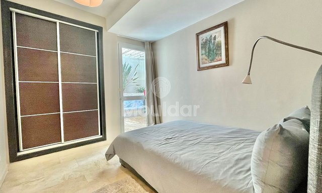 Ünlü Altın Üçgen'de bulunan ve 24 saat güvenli bir rezidans içinde kiralanabilir muhteşem bir mobilyalı daire.

Dairenin özellikleri:

- Toplam alan: 120 m², bunun 20 m²'si avlu
- 2 geniş yatak odası
- 2 banyo
- 1 WC
- Aydınlık ve geniş oturma odası
- Modern ve zarif mobilyalar
- Kişisel alanı olan tamamen donanımlı mutfak
- Geri çevrilebilir merkezi klima
- Garajda 1 park yeri

Konum:

- Birinci sınıf konum
- Tüm olanaklara yakın

Aylık 10.000 DHS kira ile, yönetime ait giderler dahil. - 4